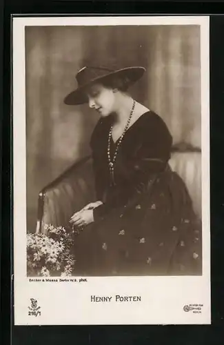AK Schauspielerin Henny Porten, sitzend im schwarzen Kleid mit Hut und Kette
