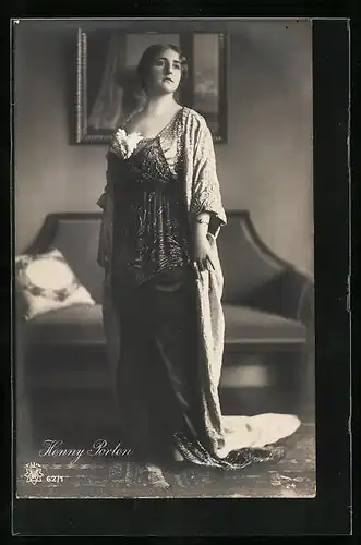 AK Schauspielerin Henny Porten, stehend im Abendkleid vor einem Sofa