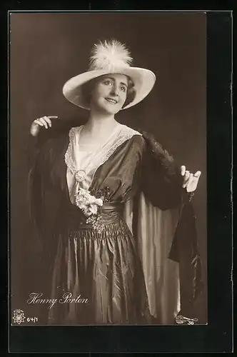 AK Schauspielerin Henny Porten, stehend mit Robe und weissem Hut mit Feder