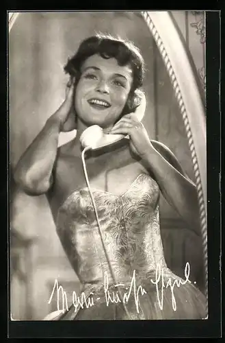 AK Schauspielerin Maria-Luise Etzel, am Telefon im Kostüm in Der Hauptmann von Köln