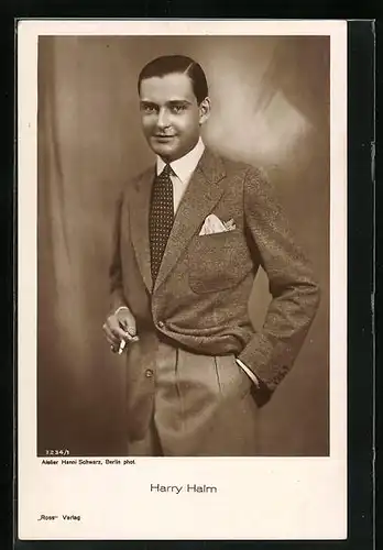 AK Schauspieler Harry Halm, stehend mit einer Zigarette in der Hand