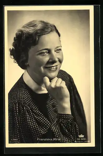 AK Schauspielerin Franziska Kinz, den Kopf auf die Hand gestützt