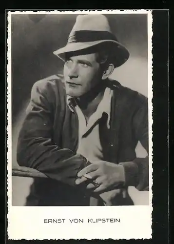 AK Schauspieler Ernst von Klipstein, mit Hut und Zigarette in einer nachdenklichen Pose