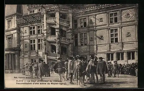 AK Blois, La Cour d`Honneur du Chateau Reconstitution d`une scene du Moyen-Age