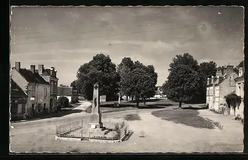 AK Noyers-sur-Cher, Le champ de foire et le monument aux morts