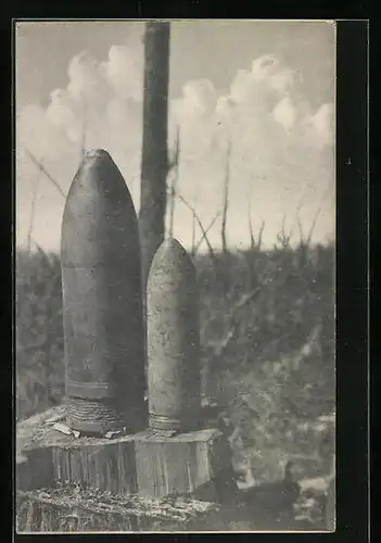 AK Weltkrieg, zwei Geschützkugeln nebeneinander, Munition