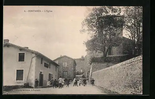 AK Fontanes, Kinder an der Mauer vor der Kirche