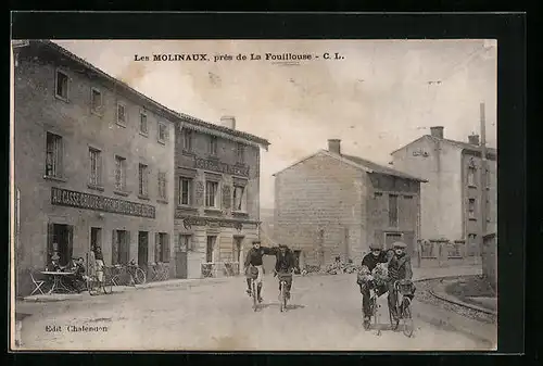 AK Les Molinaux, pres de la Fouillouse, Radfahrer im Ort