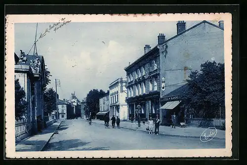 AK Montbrison, Rue de la Caserne, Hotel des Postes