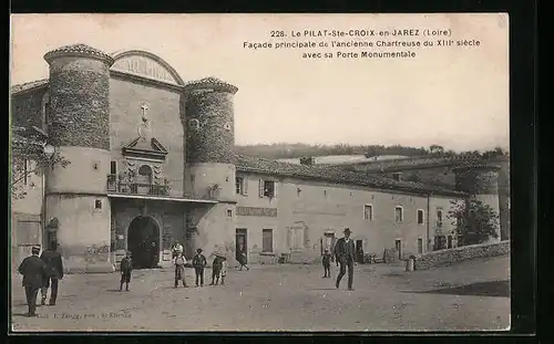 AK Pilat-Ste-Croix-en-Jarez, Facade principale de l`Ancienne Chartreuse du XIIIe siecle avec sa Porte Monumentale