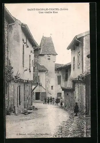 AK Saint-Haon-le-Chatel, Une vieille Rue
