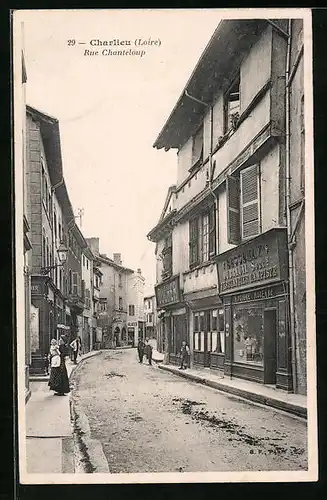 AK Charlieu, Rue Chanteloup, Passanten auf der Strasse