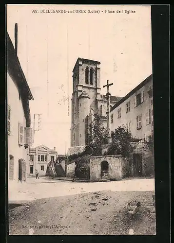 AK Bellegarde-en-Forez, Place de l`Eglise, Monument