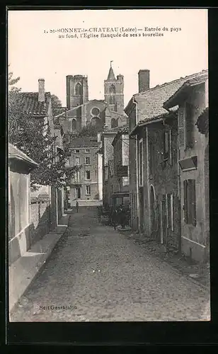 AK Saint-Bonnet-le-Chateau, Entree du pays au fond, l`Eglise flanquee de ses 2 tourelles