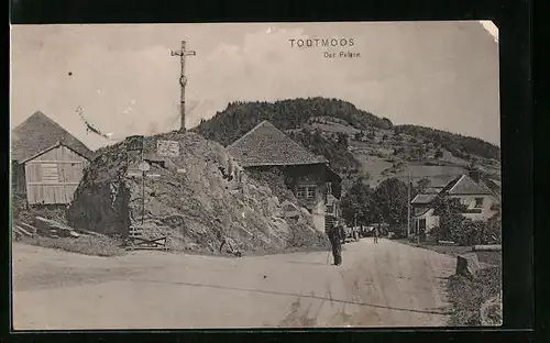 AK Todtmoos, das Kreuz auf dem Felsen, ein Wanderer davor