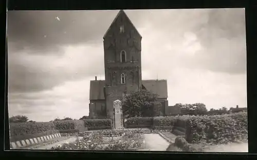 AK Nieblum, Ehrenmal vor der Kirche