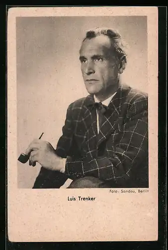 AK Schauspieler Luis Trenker mit Pfeife