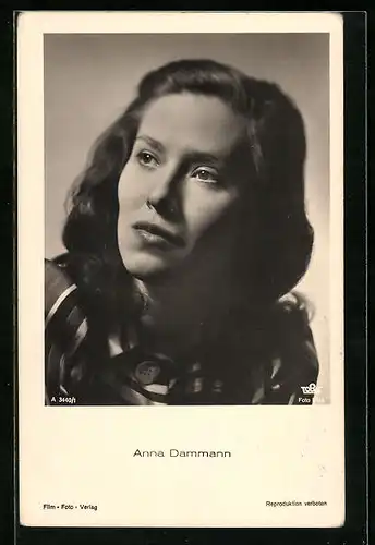 AK Schauspielerin Anna Dammann blickt in die Ferne