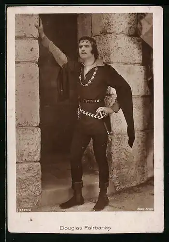 AK Schauspieler Douglas Fairbanks im Bühnenkostüm