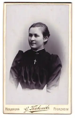 Fotografie G. Kutenits, Heilbronn, Kilianstr. 19, Junge Dame im Kleid mit Kreuzkette