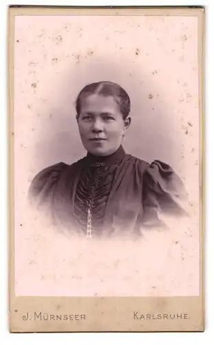 Fotografie J. Mürnseer, Karlsruhe, Rüppurrer-Str. 16, Junge Dame mit zurückgebundenem Haar