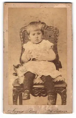 Fotografie August Baer, Winterthur, Niedergasse, Kind im weissen Kleid sitzt auf einem Stuhl