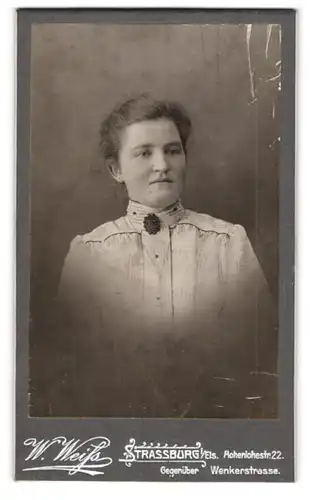 Fotografie W. Weiss, Strassburg i /Els., Hohenlohestr. 22, Junge Dame mit Kragenbrosche