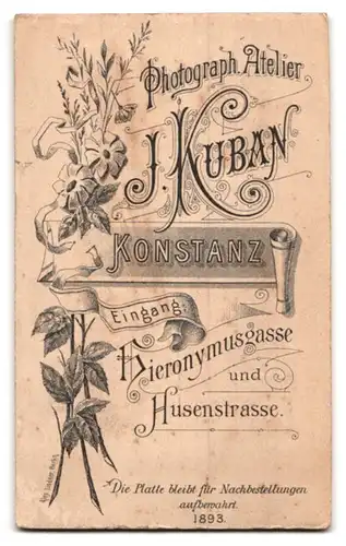 Fotografie J. Kuban, Konstanz, Hieronymusgasse, Beleibte Dame im Kleid mit Halskette