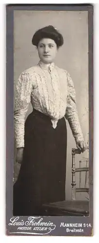 Fotografie Louis Frohwein, Mannheim, Breitestr., Junge Dame in hübscher Bluse und Rock