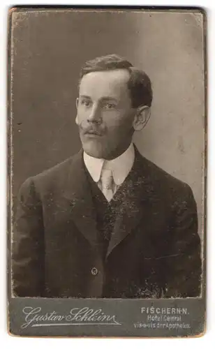 Fotografie Gustav Schlein, Fischern bei Karlsbad, Elegant gekleideter Herr mit Moustache