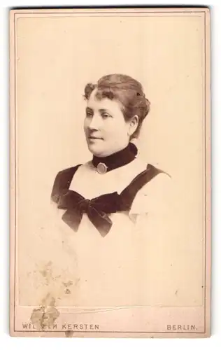 Fotografie Wilhelm Kersten, Berlin-SW, Krausen-Str. 35, Junge Dame im Kleid mit Kragenbrosche