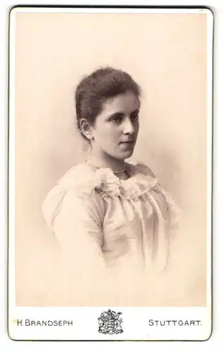 Fotografie Hermann Brandseph, Stuttgart, Marienstr. 36, Junge Dame in hübscher Kleidung