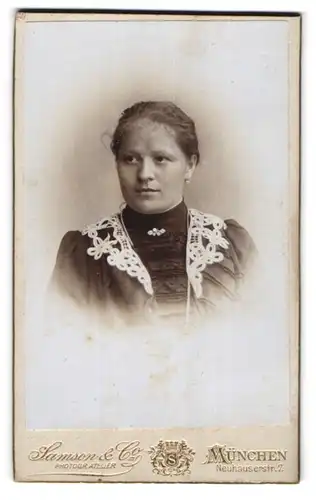 Fotografie Samson & Co., München, Neuhauserstr. 7, Bürgerliche Dame mit zurückgebundenem Haar