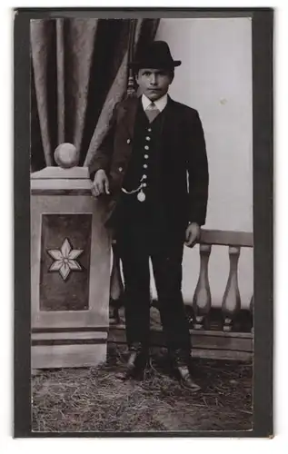 Fotografie Albert Steiger, Indersdorf, Junger Mann im Anzug mit Krawatte