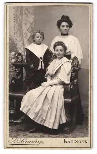 Fotografie S. Sönning, Lauingen, Gartenstr. 8, Zwei junge Damen und kleiner Junge in modischer Kleidung