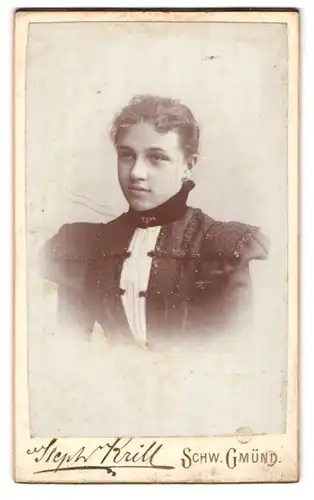 Fotografie Stephan Krill, Schwäbisch Gmünd, Bocksgasse 6, Junge Dame mit zurückgebundenem Haar