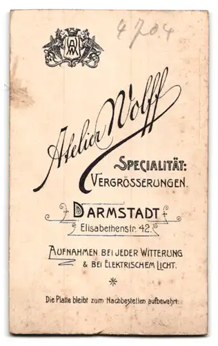 Fotografie Atelier Wolff, Darmstadt, Elisabethenstr. 42, Süsses Kleinkind im Hemd sitzt auf Fell