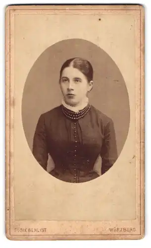 Fotografie F. Siebenlist, Würzburg, Semmelstr., Junge Dame im Kleid mit Halskette