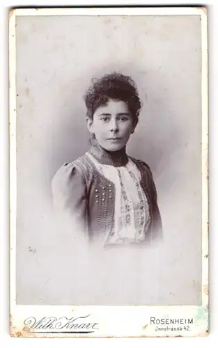 Fotografie Wilhelm Knarr, Rosenheim, Innstr. 42, Junge Dame in hübscher Kleidung