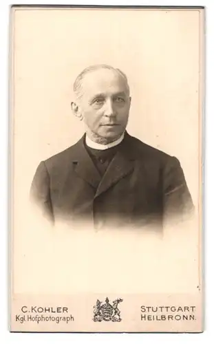 Fotografie C. Kohler, Stuttgart, Schellingstr. 13, Älterer Geistlicher im Anzug