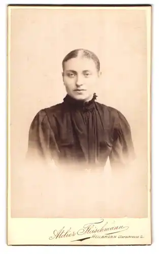 Fotografie Carl Fleischmann, Heilbronn, Clarastr. 2, Junge Dame mit zurückgebundenem Haar