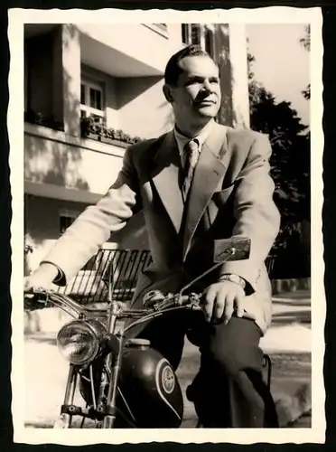 Fotografie Motorrad Miele 98ccm, Herrr im Anzug auf LKrad sitzend