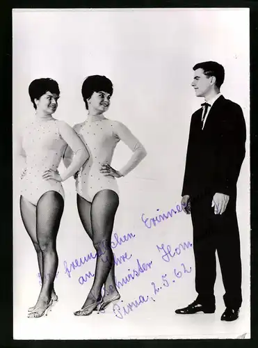 Fotografie Geschwister Hommel, Akrobatinnen im knappen Bühnenkostüm, Pirna 1962