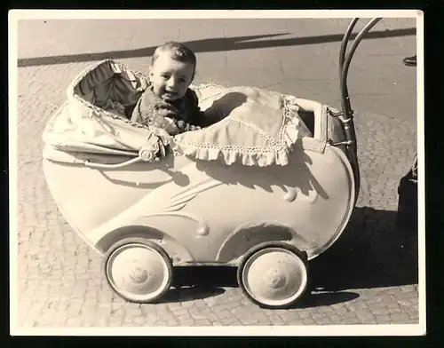 Fotografie schreiendes Baby im Kinderwagen sitzend, Mutterglück