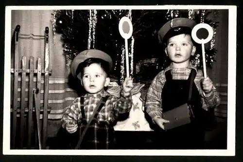 Fotografie Weihanchten, Knaben als Eisenbahner - Schaffner vor dem Weihnachtsbaum