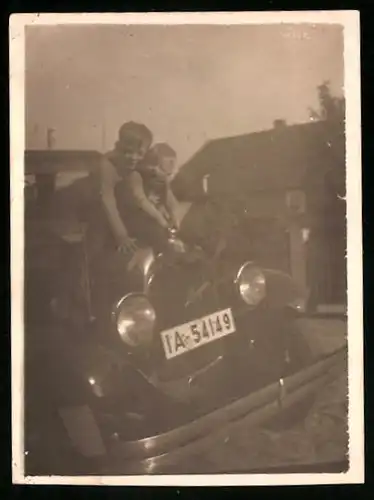 Fotografie Auto Chrysler, Knaben auf PKW sitzend, Kennzeichen IA-54149