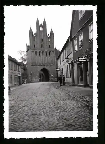 Fotografie unbekannter Fotograf, Ansicht Neubrandenburg, Starssenansicht mit Stadttor & Möbelladen