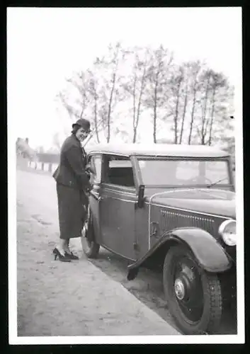 Fotografie Auto Cabrio, Dame mit Hut steigt in Cabriolet