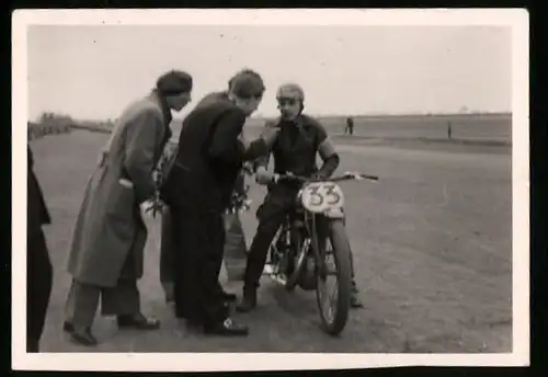 Fotografie Motorradrennen, Rennfahrer Hans Zierk auf Motorrad mit Startnummer 33