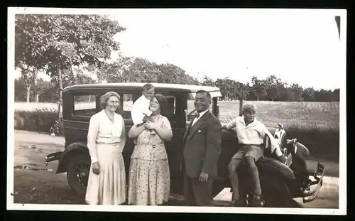 Fotografie Auto Chrysler, Familie posiert mit Limousine